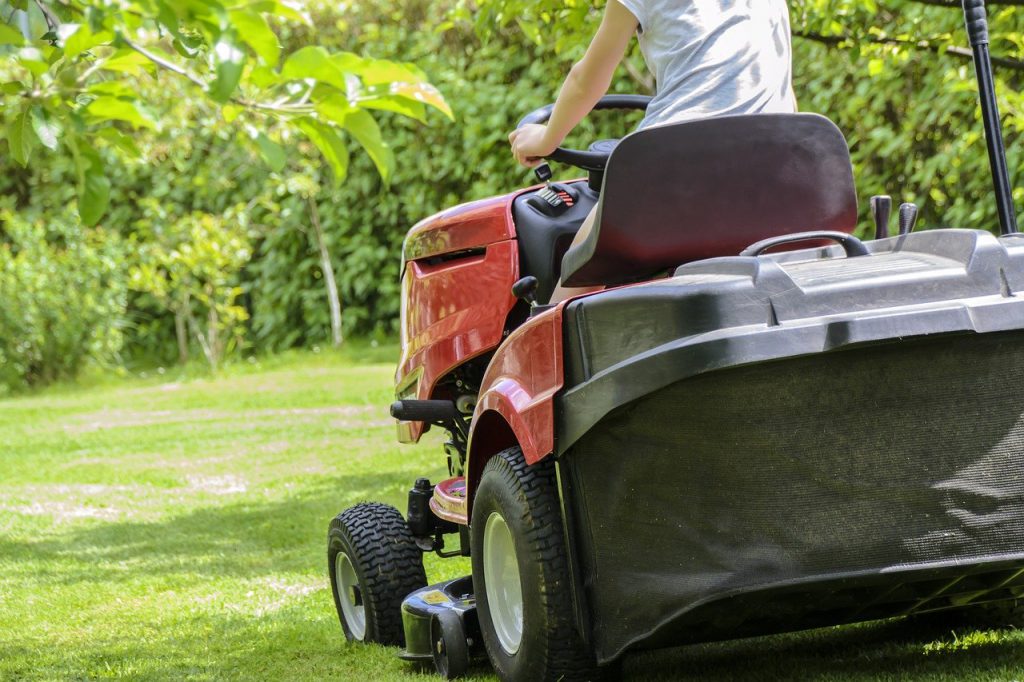 Push Mower or Riding Mower? How to Choose the Best Mower for Your Lawn 2