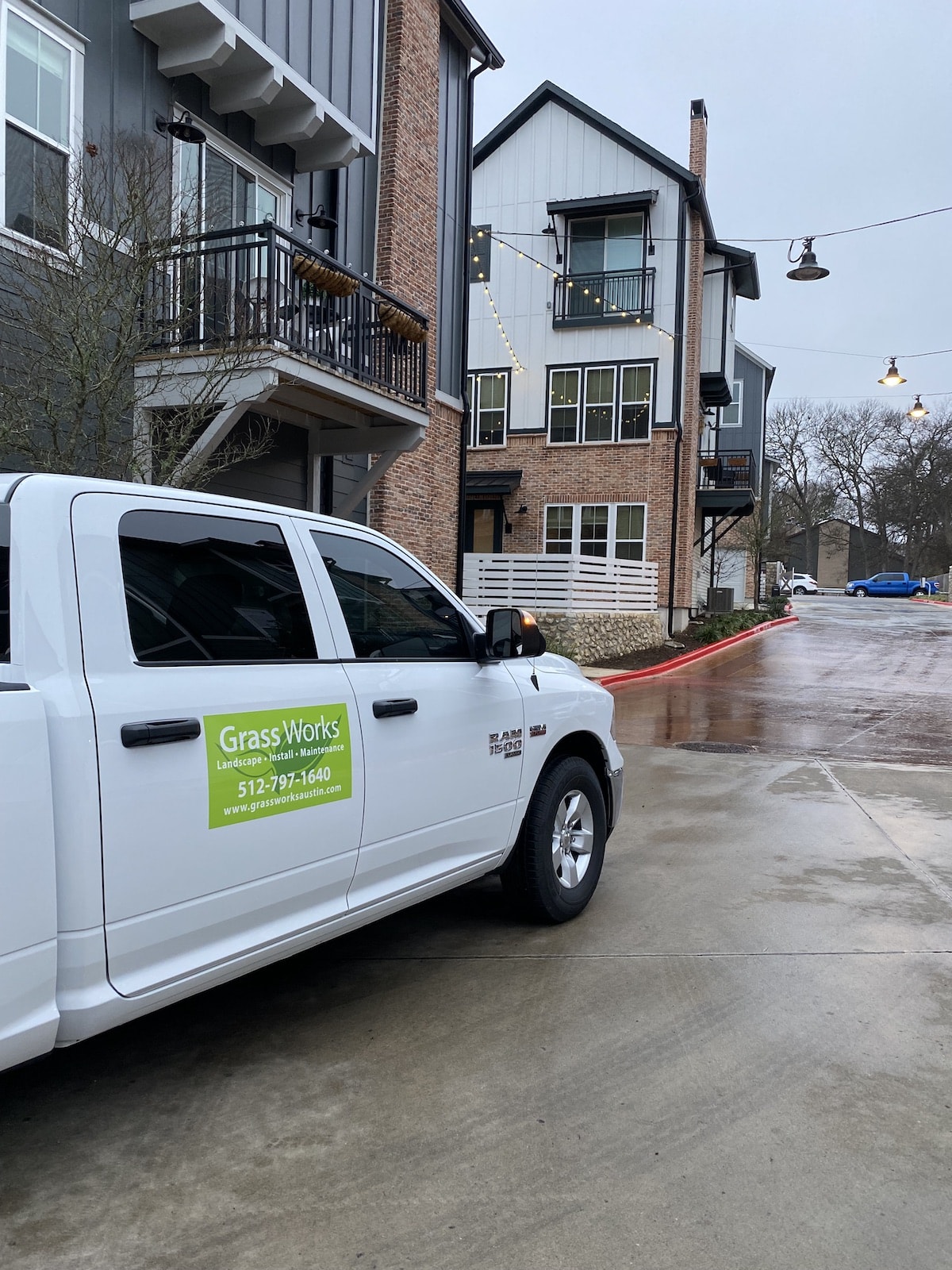 https://www.grassworksaustin.com/wp-content/uploads/2022/07/Austin-Commercial-condo-HOA-landscape-maintenance.jpg