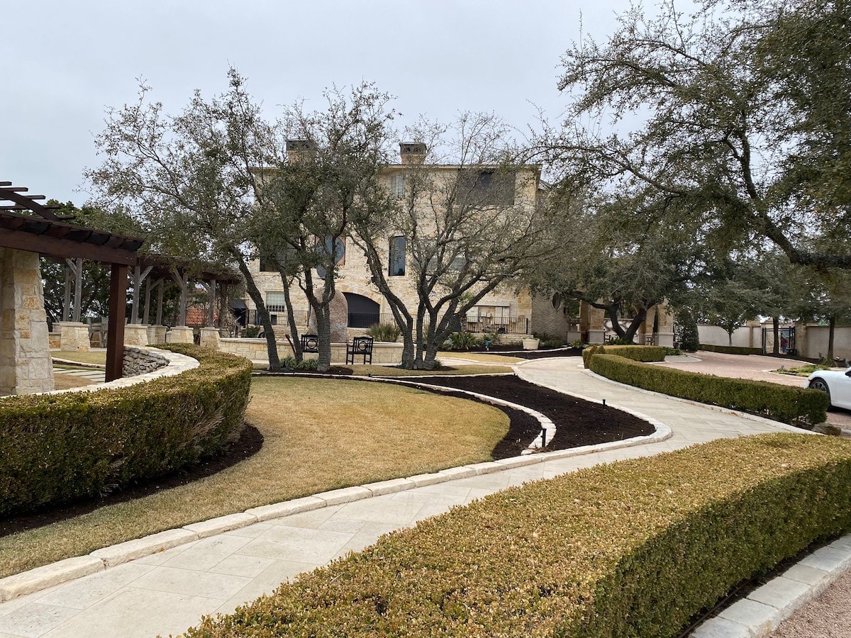 https://www.grassworksaustin.com/wp-content/uploads/2022/07/Austin-Landscape-Brown-mulch-Stump-removal-4.jpeg