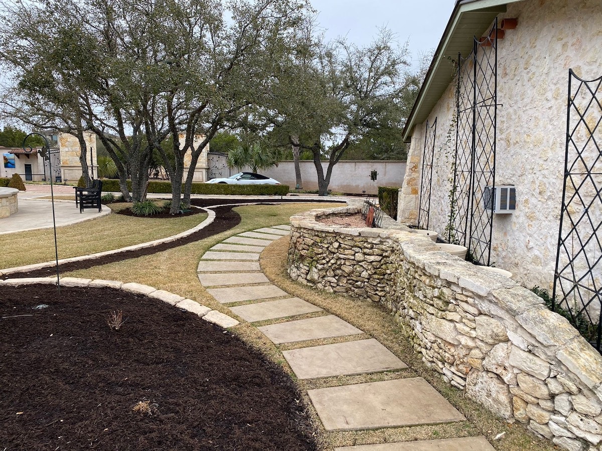 https://www.grassworksaustin.com/wp-content/uploads/2022/07/Austin-Landscape-Brown-mulch-Stump-removal-7.jpeg