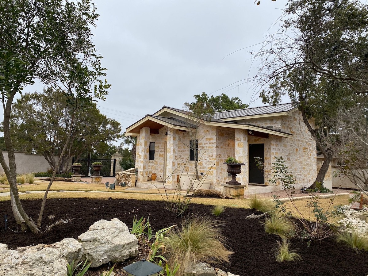 https://www.grassworksaustin.com/wp-content/uploads/2022/07/Austin-Landscape-Brown-mulch-Stump-removal-8.jpeg