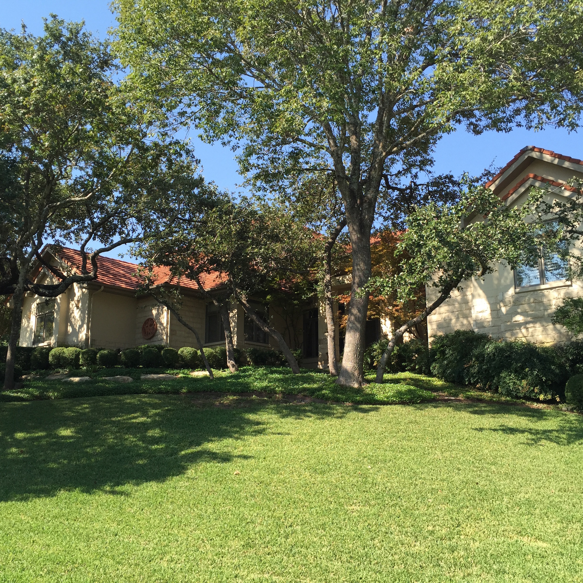 https://www.grassworksaustin.com/wp-content/uploads/2022/07/Grass-Works-Lawn-Care-Austin-River-Place-Lawn-Maintenance.jpg