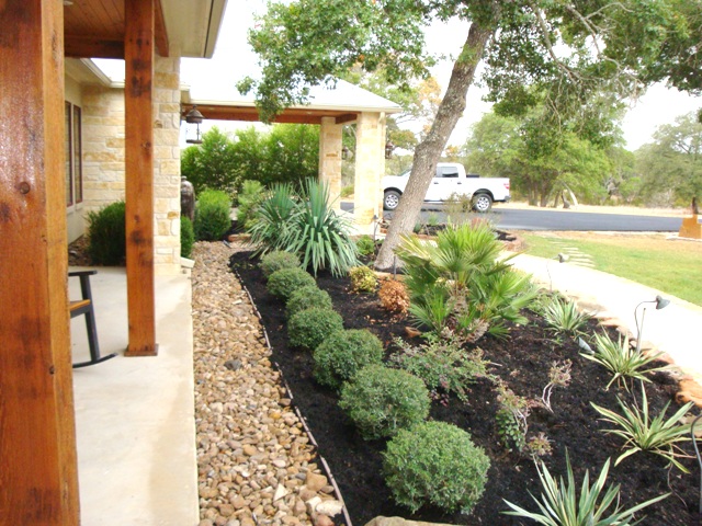 https://www.grassworksaustin.com/wp-content/uploads/2022/07/Grass-Works-Lawn-Care-Downtown-Austin-General-Clean-Up-New-Mulch.jpg